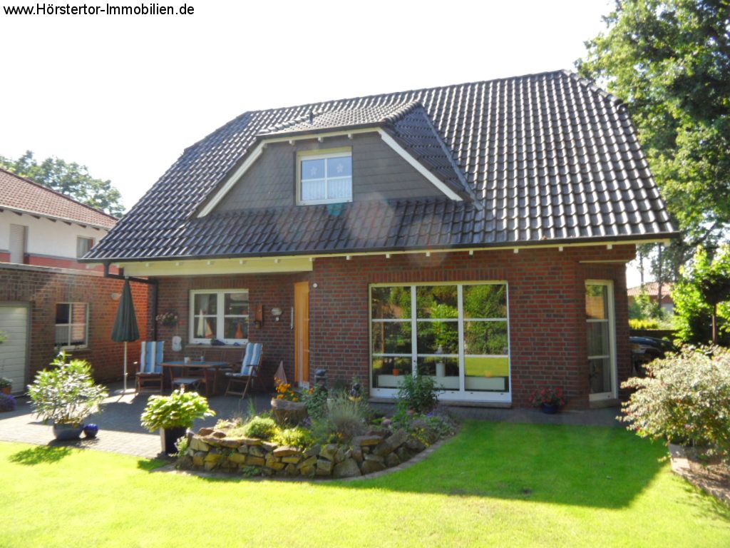 Schickes Einfamilienhaus mit liebevoll angelegtem Garten, Garage und Carport