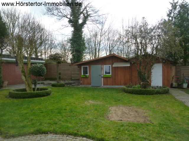 Garten mit Sitzplatz und Gartenhaus Garten mit Sitzplatz und Gartenhaus
