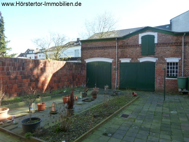 Innenhof mit Hofgebäude Innenhof mit Hofgebäude