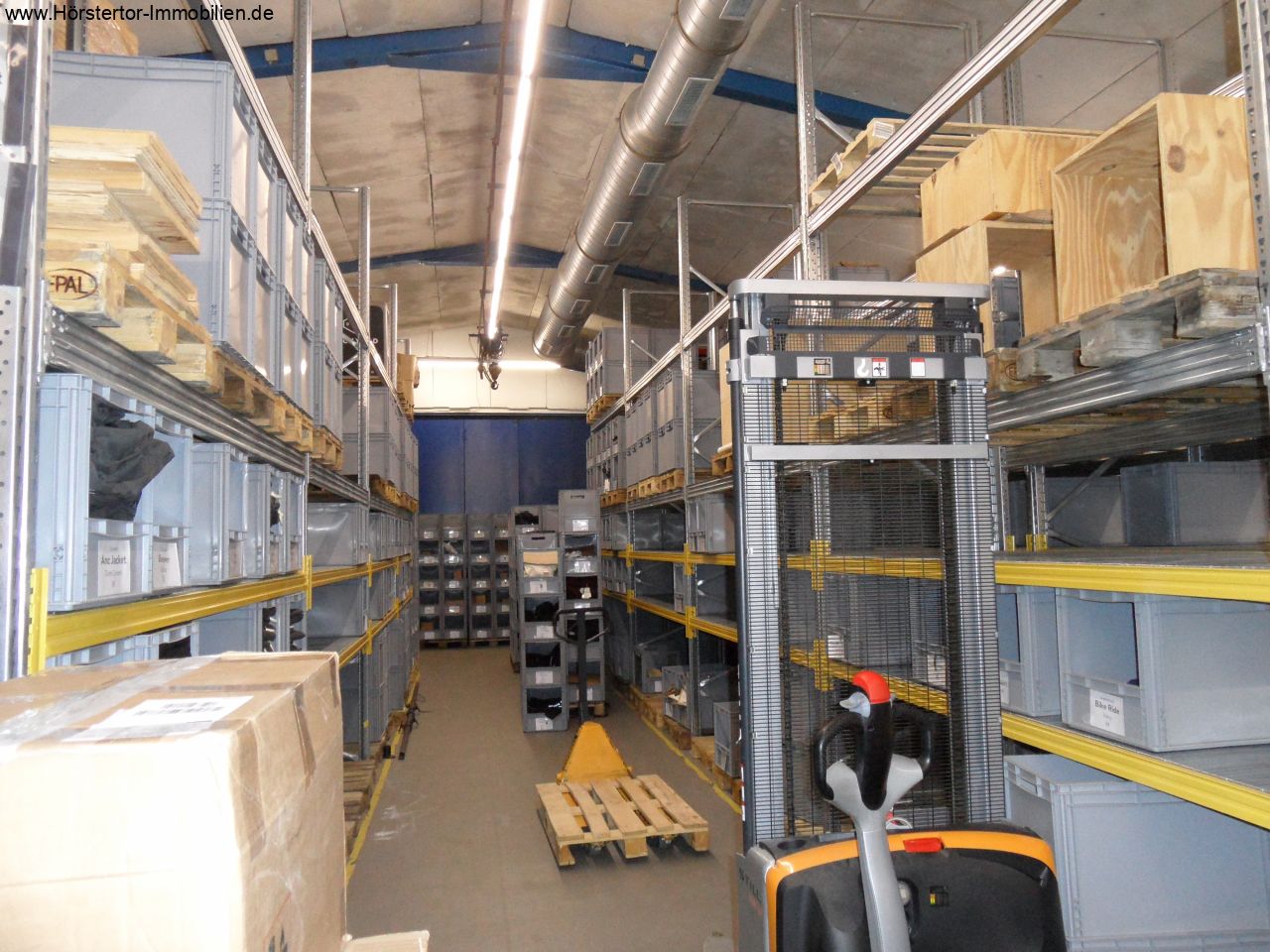 Halle mit kleiner Krananlage Halle mit kleiner Krananlage