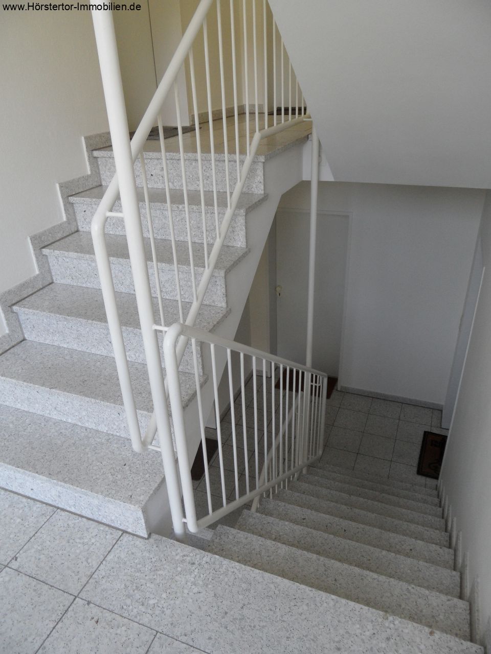Treppenhaus mit Kellertreppe Treppenhaus mit Kellertreppe