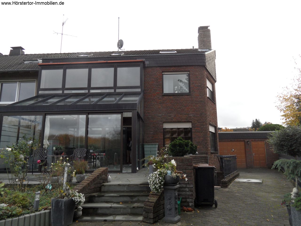 Rückfront mit Wintergarten, Terrasse u. Garage Rückfront mit Wintergarten, Terrasse u. Garage