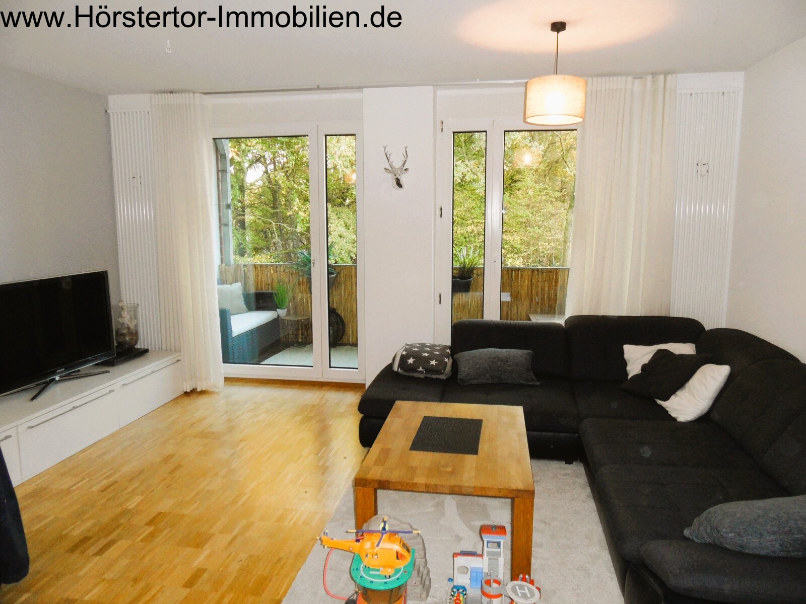 Wohnzimmer mit Balkon