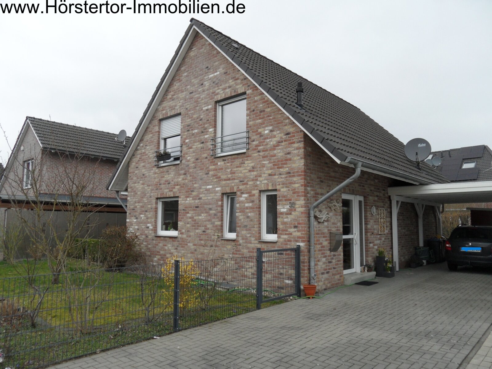 Vorderansicht mit Carport-Einfahrt