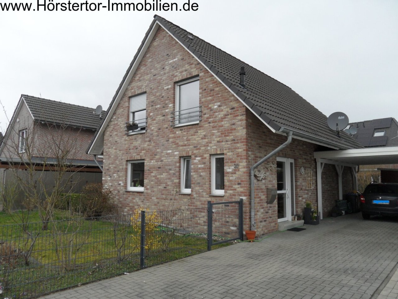 Vorderansicht mit Carport-Einfahrt