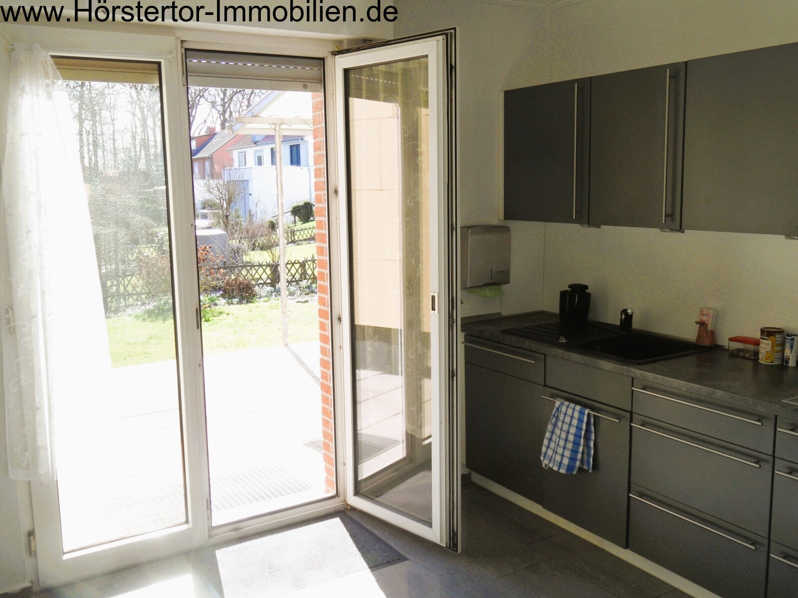 Küche mit Terrassenzugang