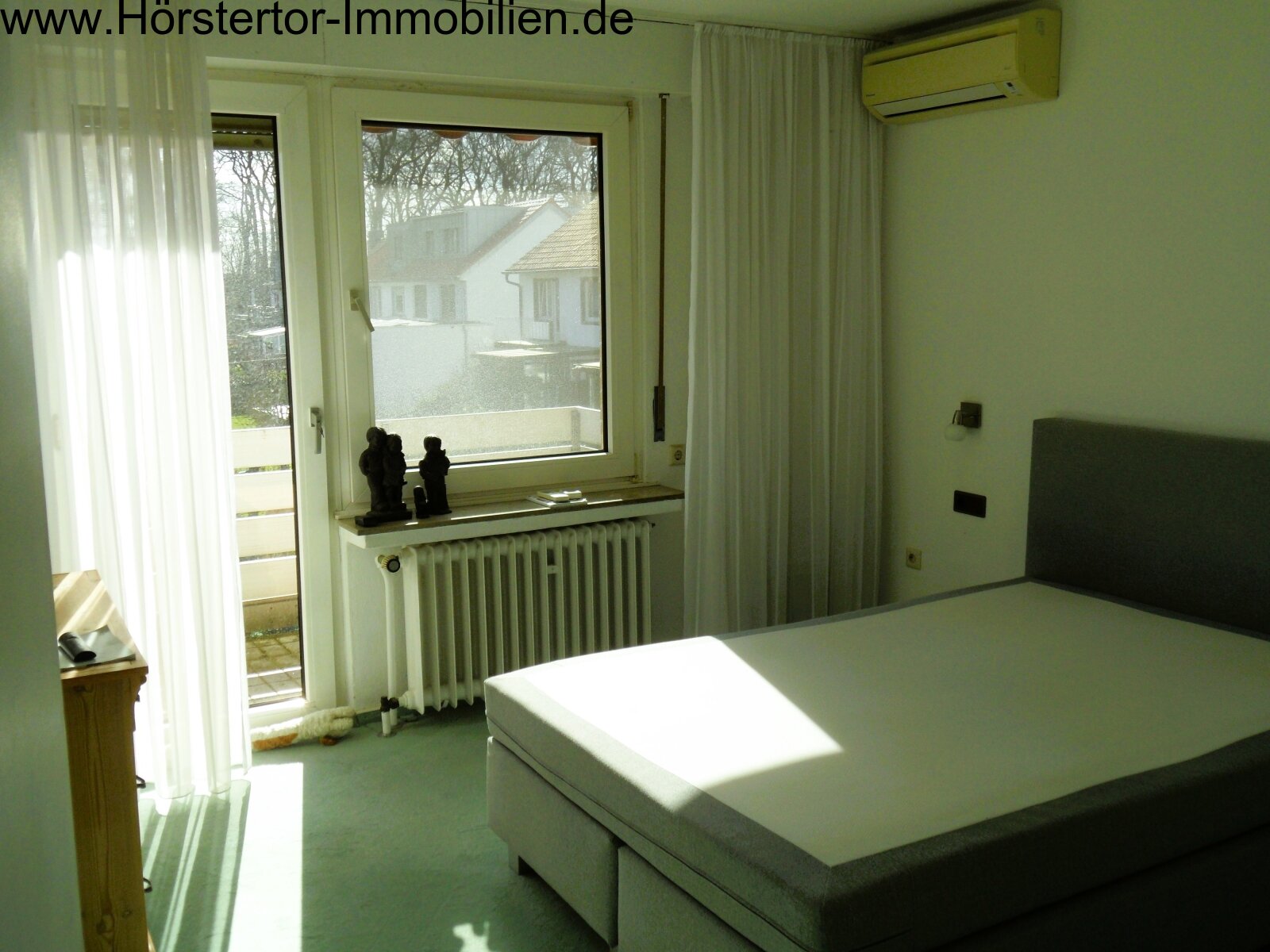 Schlafzimmer mit Balkon u. Klimaanlage