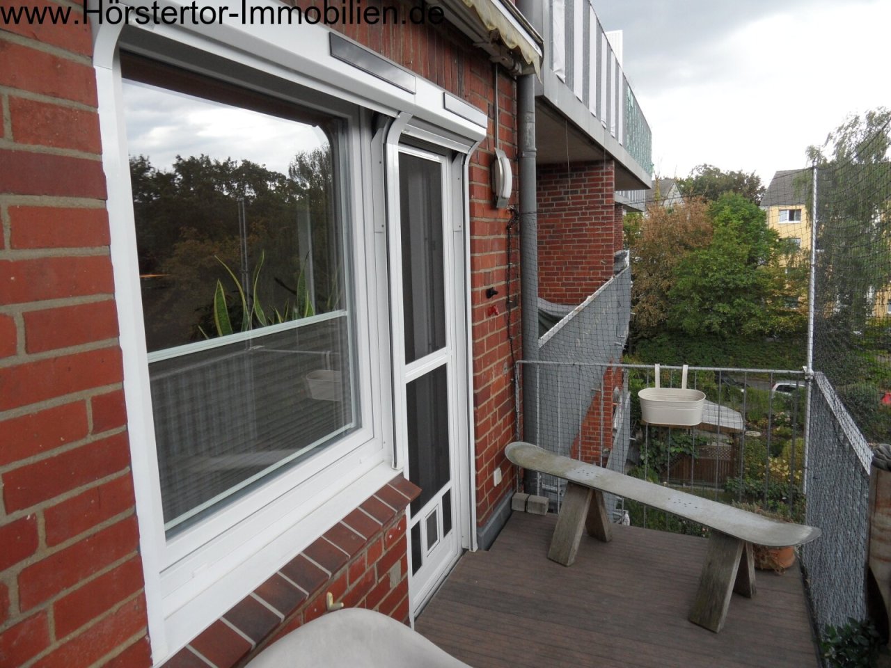 Balkontür- u. Fenster mit Solar-Rollläden Balkontür- u. Fenster mit Solar-Rollläden